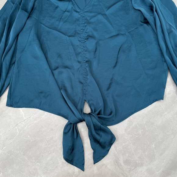 Women’s Vince Camuto Tie Front Elastic Cuff Long Sleeve V-Neck Top Medium - Picture 4 of 15